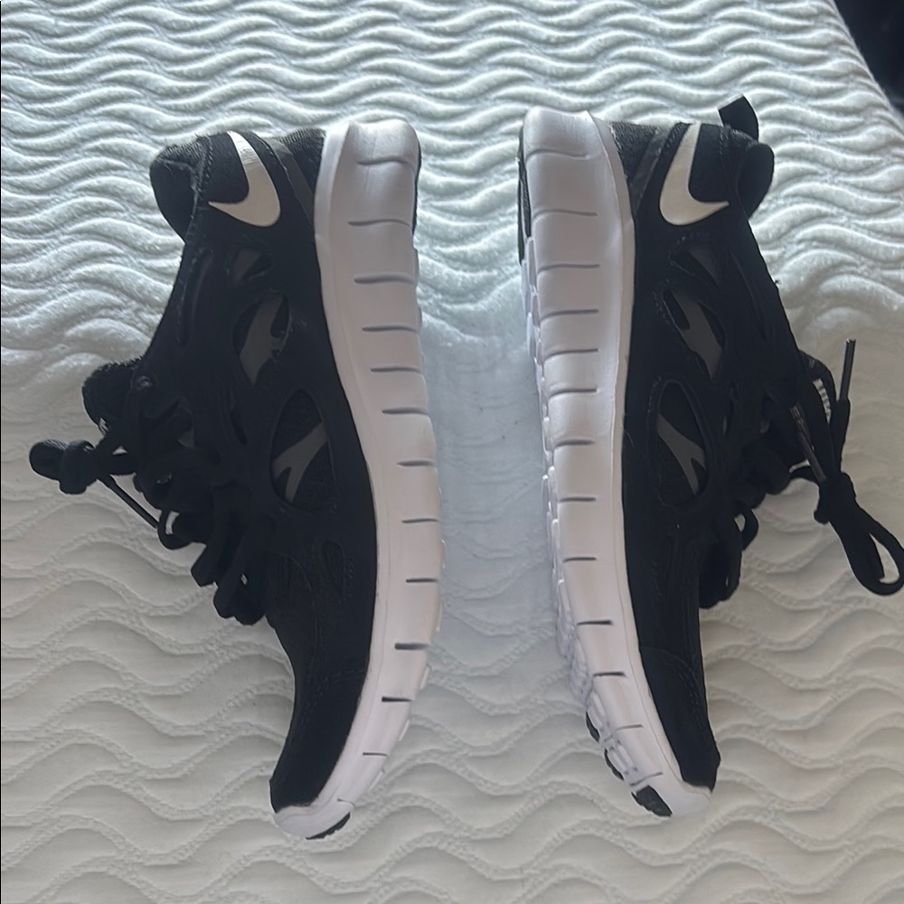 Nike Kid's Free Run 2 Shoes - Black / Dark Grey / White - Picture 8 of 12
